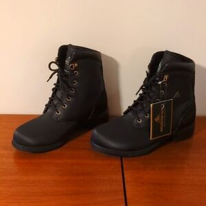 NWT Mountain Horse insulated waterproof paddock boots